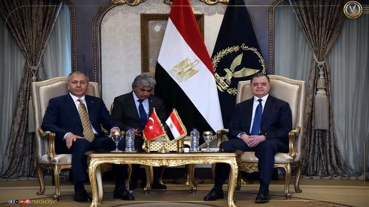 وزير الداخلية يستقبل نظيره التركي لبحث العلاقات الأمنية المشتركة