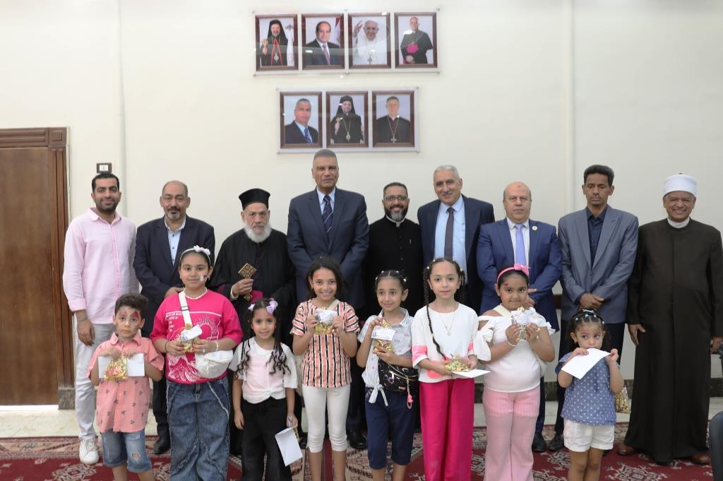 محافظ أسوان يوزع كروت ملونة بتهنئة الرئيس السيسى 