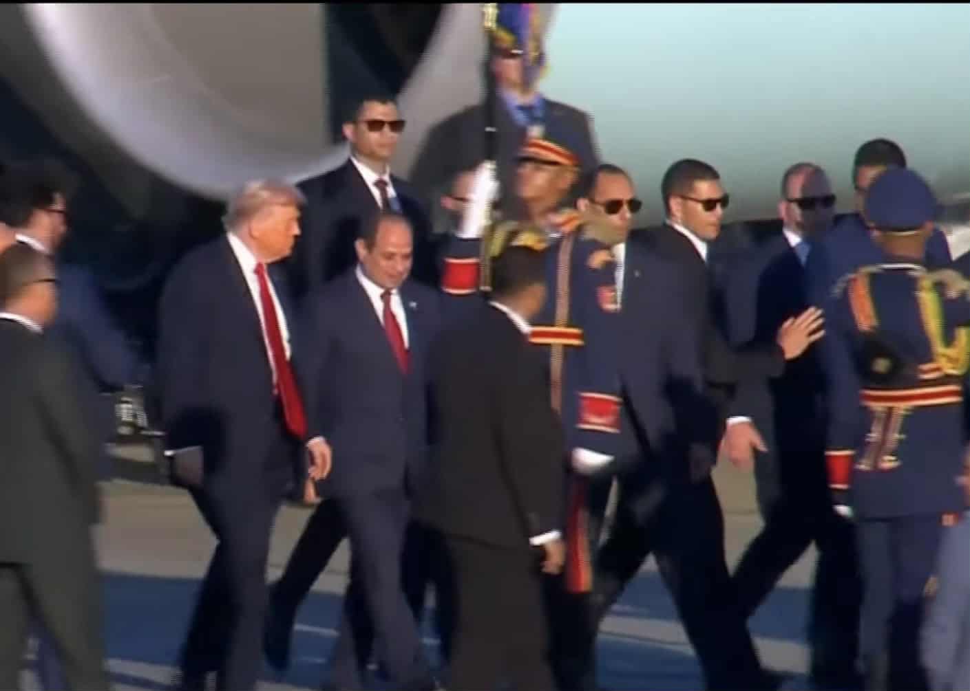 الرئيس السيسي يستقبل ترامب بمطار شرم الشيخ لقمة السلام