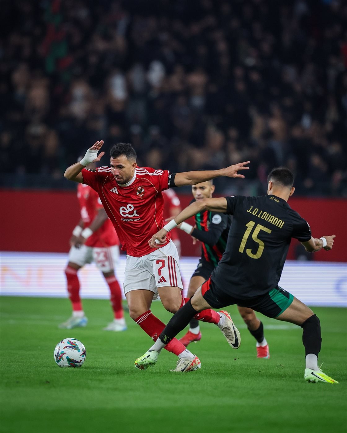 رغم قرارات الحكم المثيرة للجدل الأهلي يتعادل مع الجيش الملكي