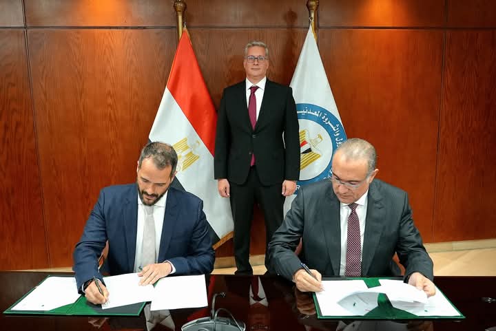 وزير البترول يشهد توقيع مذكرة تفاهم للتنقيب عن الغاز بالمتوسط