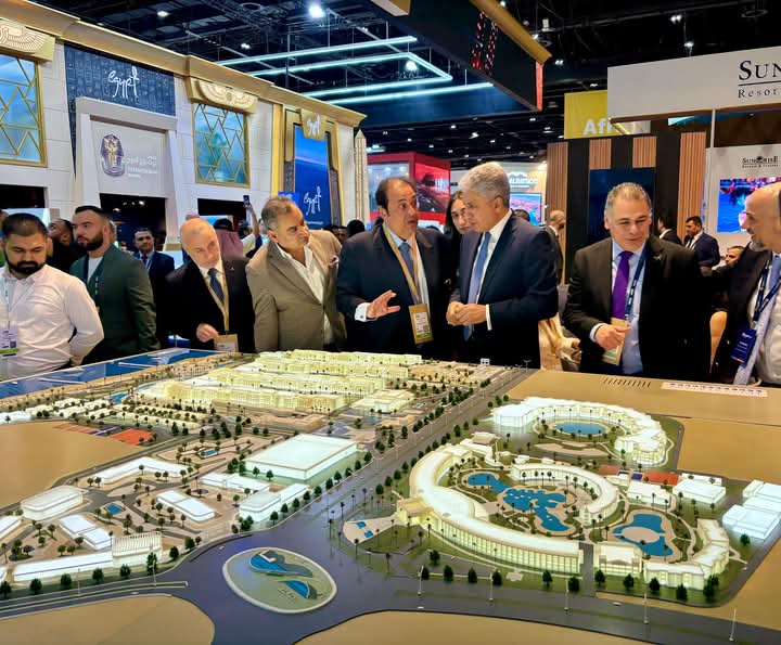 وزير السياحة يفتتح الجناح المصرى بمعرض سوق السفر العربى بدبى
