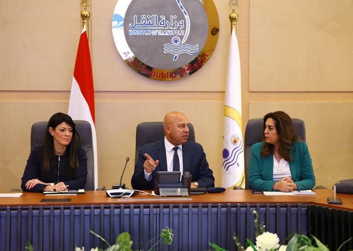 وزير الصناعة يتابع الموقف التنفيذى للمشروعات الصناعية بصعيد مصر