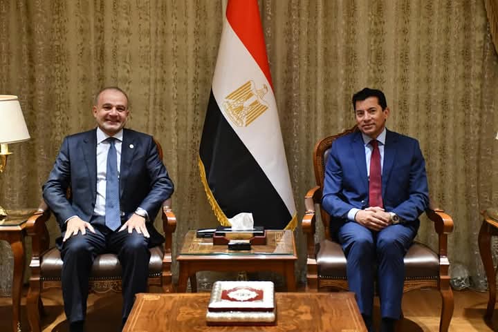 وزير الشباب يستقبل رئيس الاتحاد الدولي للسلاح ويكرّمه