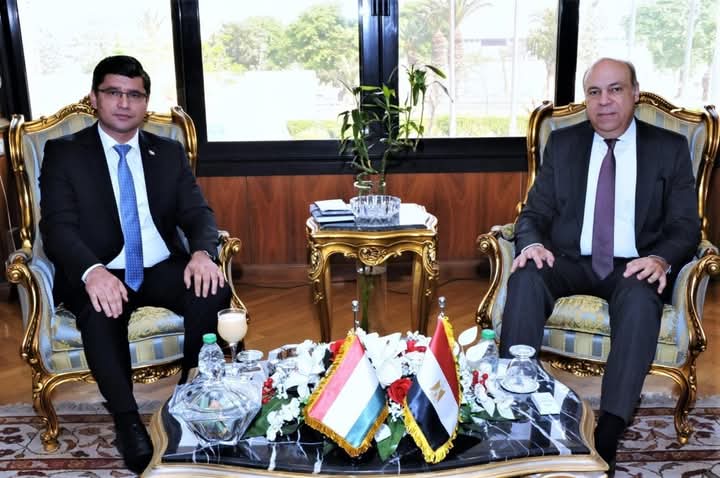 وزير الطيران يبحث فرص الربط الجوى مع طاجيكستان 