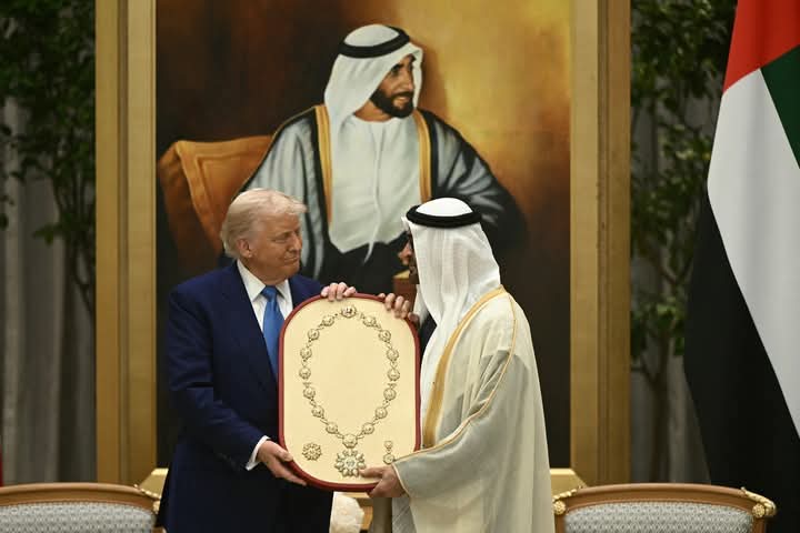رئيس الإمارات يمنح الرئيس الأمريكى ترامب وسام الشيخ زايد  