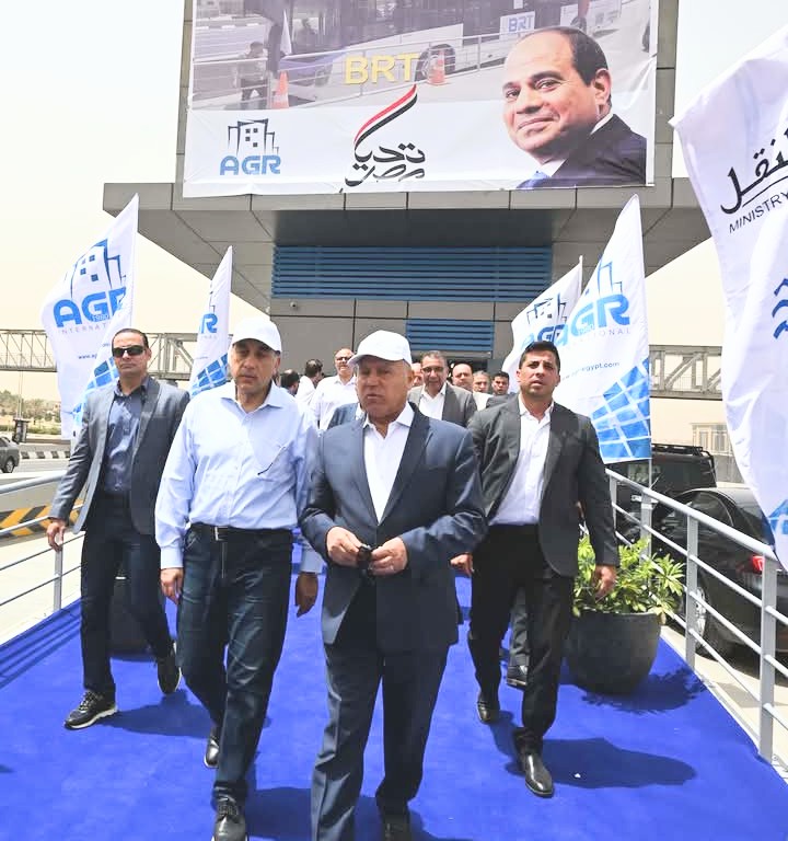 مدبولى يتفقد  المرحلة الأولى من التشغيل التجريبى للأتوبيس الترددي
