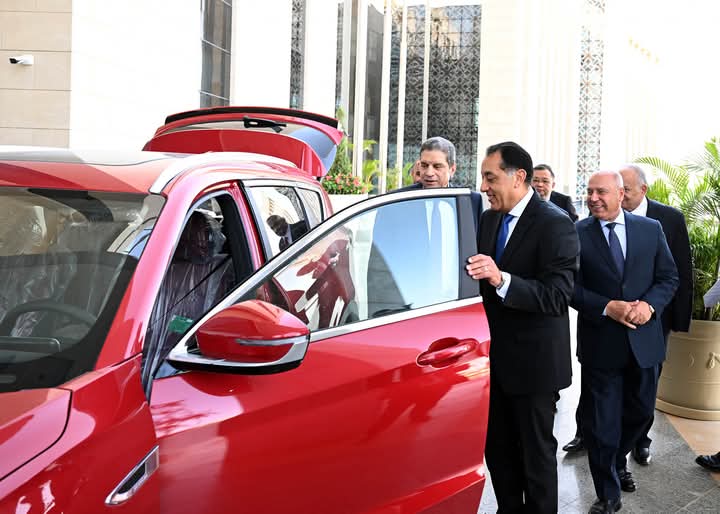 مدبولى يتابع مشروعات توطين صناعة السيارات في مصر 