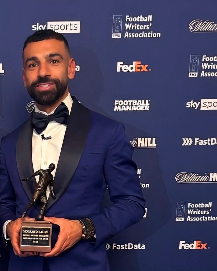 محمد صلاح يتسلم جائزة أفضل لاعب فى الدورى الانجليزى 2024-2025