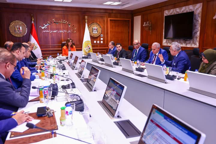 وزيرة التنمية المحلية تتابع جهود تيسير إجراءات التراخيص للمحال بالمحافظات