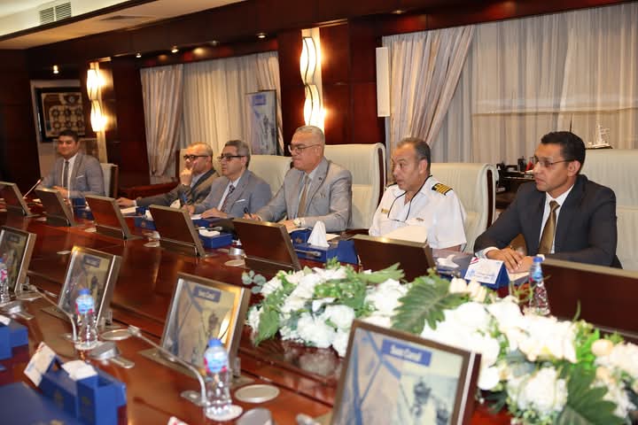 قناة السويس : حريصون على تعزيز الأمان الملاحى للسفن العابرة
