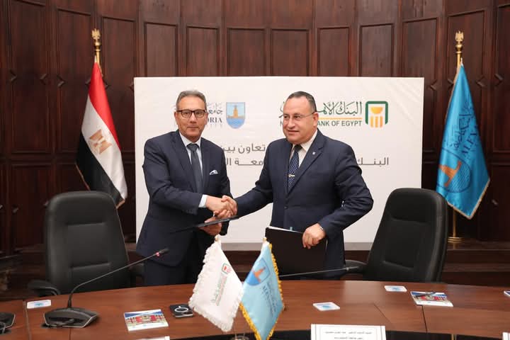 البنك الأهلي المصرى يقدم خدمات بنكية مميكنة لطلاب جامعة الإسكندرية