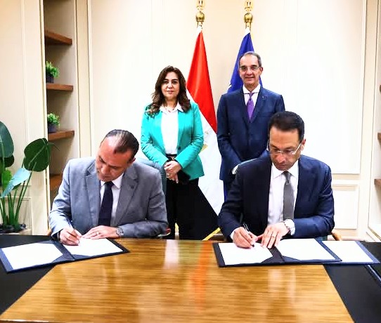 الاتصالات تزود مجمعات الخدمات بقرى حياة كريمة بالكمبيوتر والانترنت 