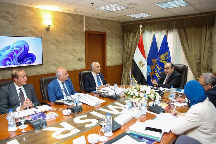 وزير قطاع الأعمال يتابع مستجدات العمل فى المشروعات السياحية والفندقية