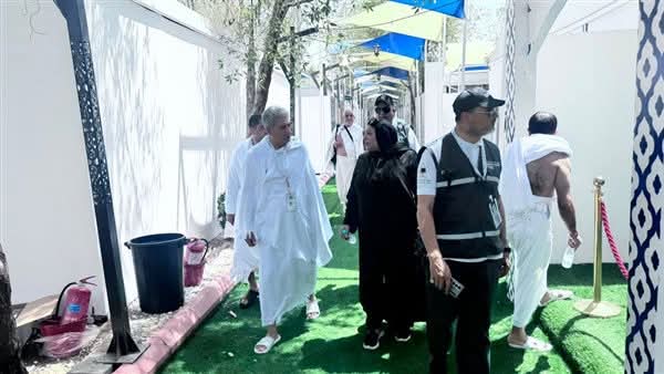 بملابس الإحرام ..وزير السياحة يتفقد مخيمات الحجاج المصريين بمشعر عرفات