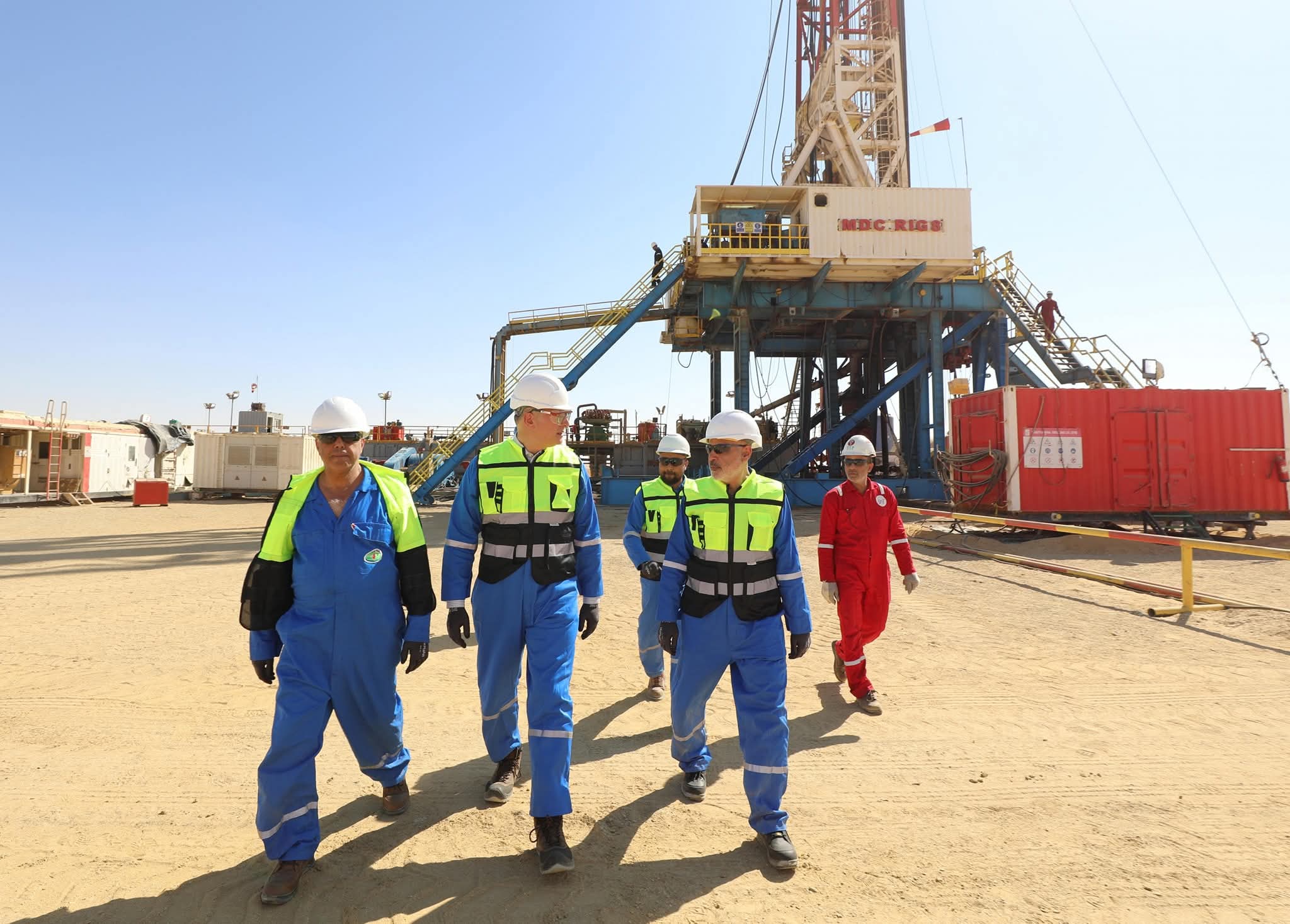 وزير البترول يتابع العمليات الإنتاجية وأعمال الحفر الجارية بالصحراء الغربية