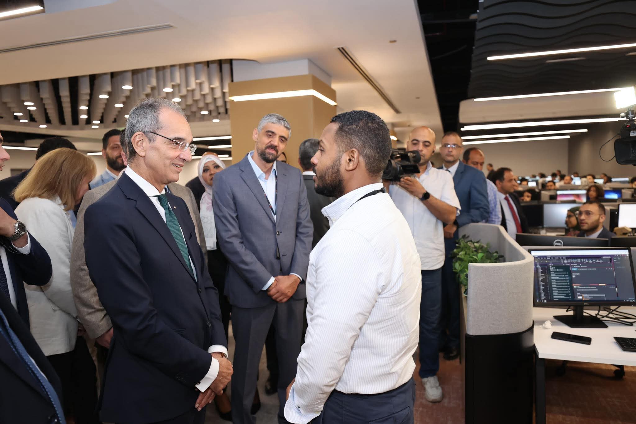 تشجيعاً للإستثمار ..وزير الاتصالات يتفقد شركةVXI الأمريكية بالقاهرة  