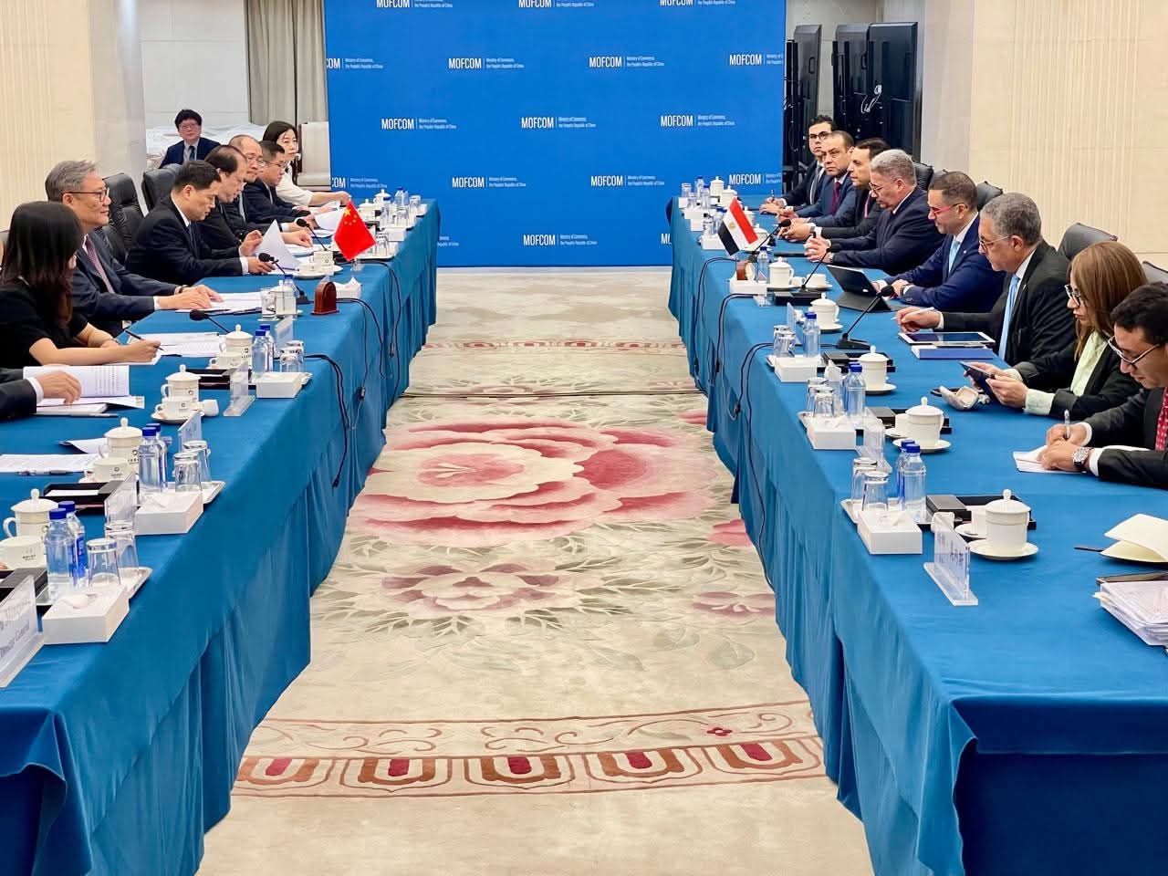وزير الاستثمار يستعرض الفرص الإستثمارية وتعزيز العلاقات التجارية مع الصين 
