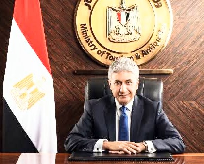 وزير السياحة والآثار يعتمدالضوابط المنظمة لرحلات العمرة