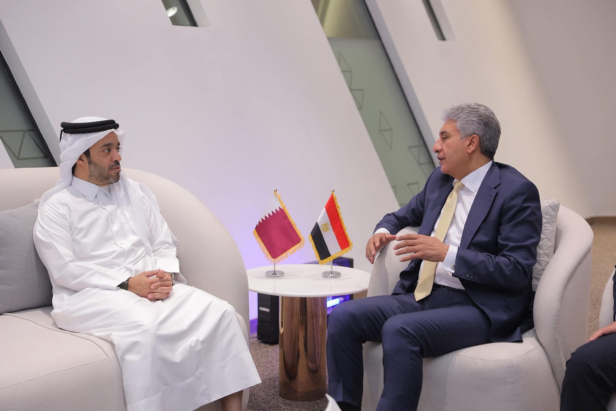 وزير السياحة يستقبل رئيس هيئة قطر للسياحة لتعزيز التعاون السياحي بين البلدين