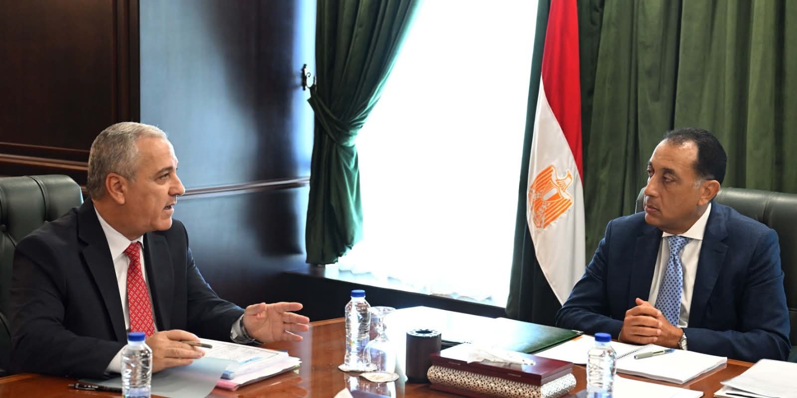 رئيس الوزراء يستعرض عدداً من الملفات مع رئيس الوطنية للصحافة