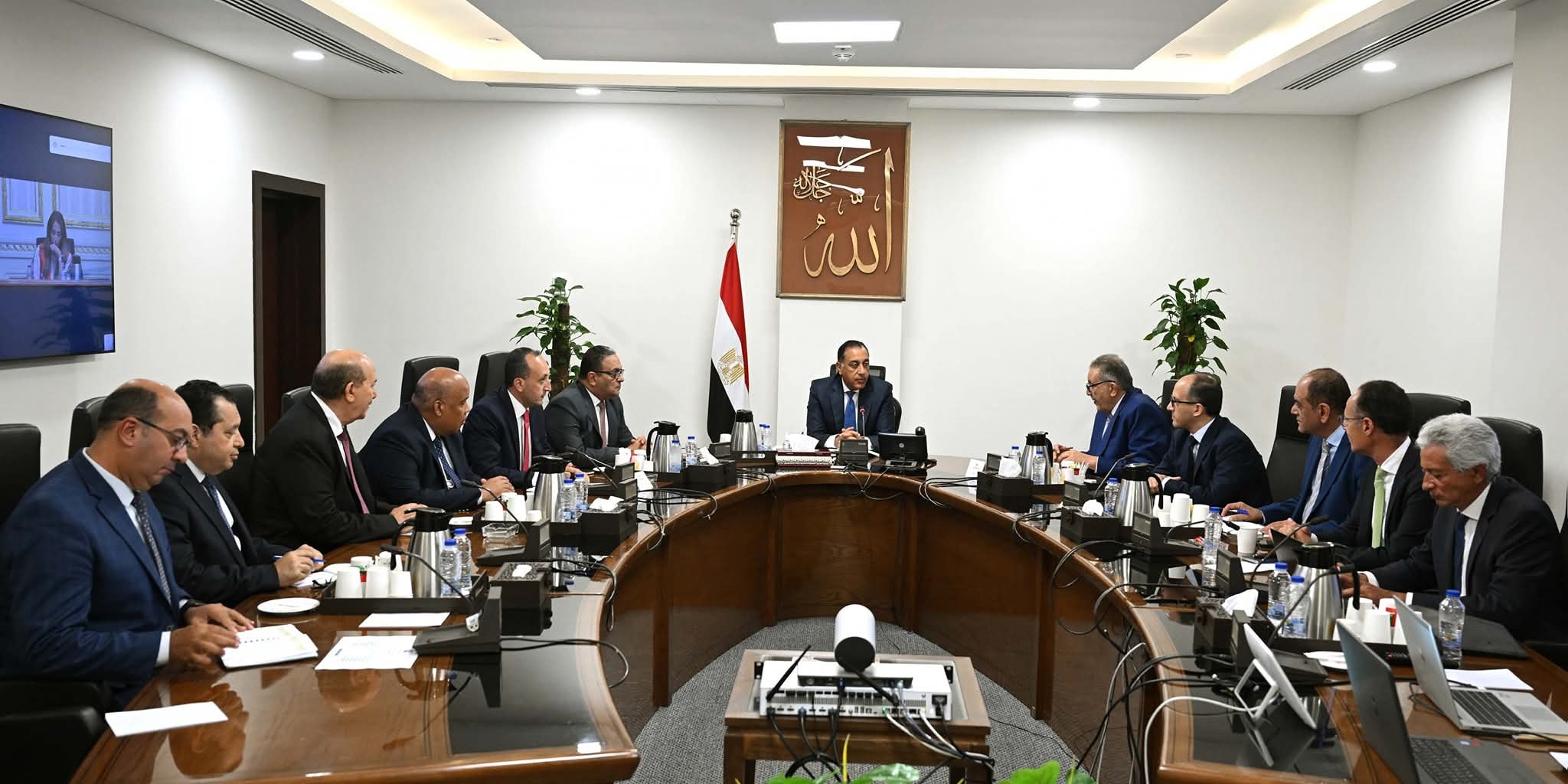الحكومة تتوافق مع التجار والصناع على مبادرة لخفض أسعار السلع المختلفة 