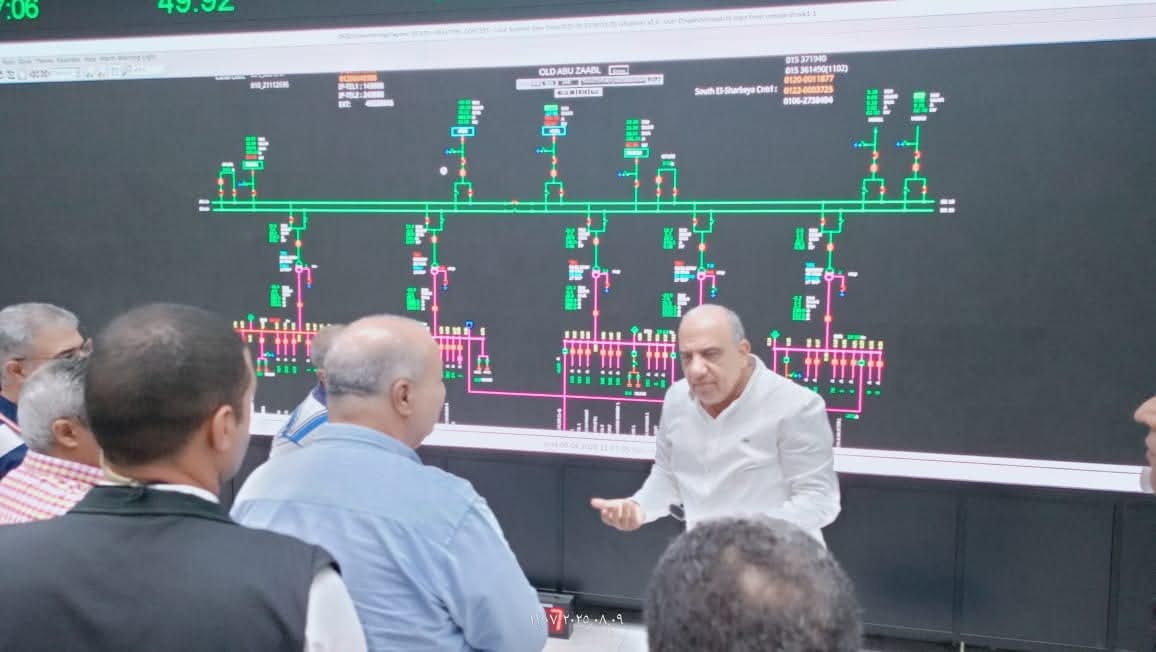 وزير الكهرباء يطمئن على استقرار الشبكة من داخل مركز التحكم الإقليمي بالقاهرة 