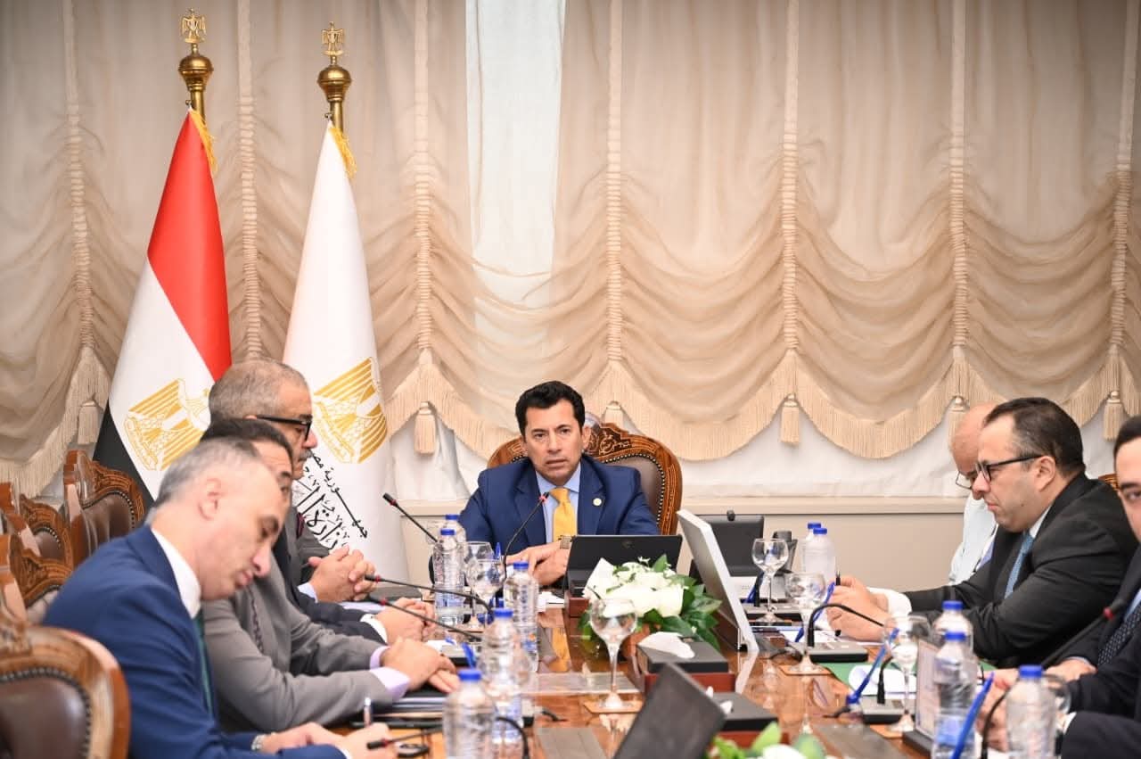 وزير الشباب يبحث مع المديريات واللجنةالقانونيةآليات تطبيق قانون الرياضةالجديد