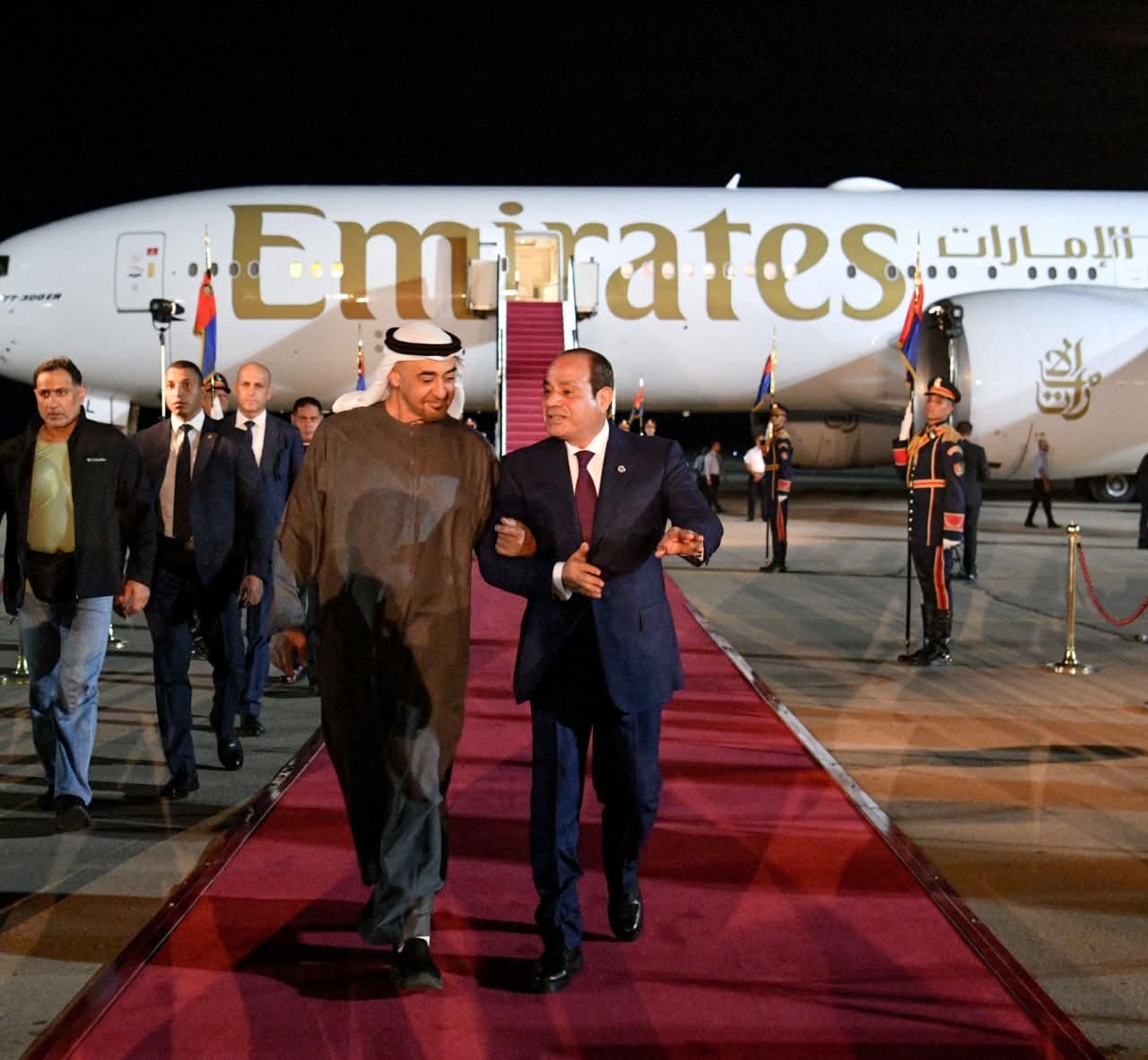 الرئيس السيسي يستقبل رئيس دولة الإمارات المتحدة بمطار العلمين