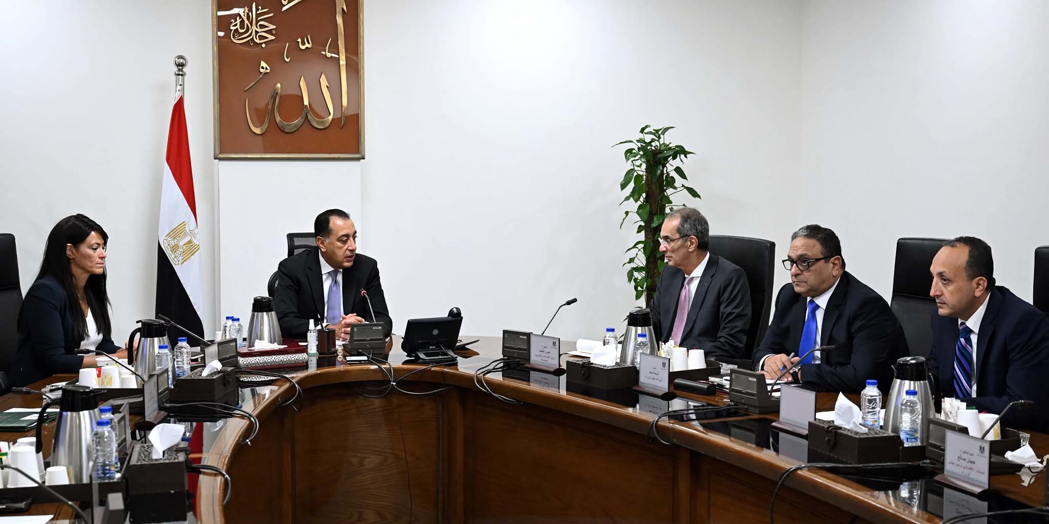 مدبولى يستعرض خطط الدولةللتحول الرقمي وجذب الإستثمارات فى مجال الإتصالات والتكنولوجيا 