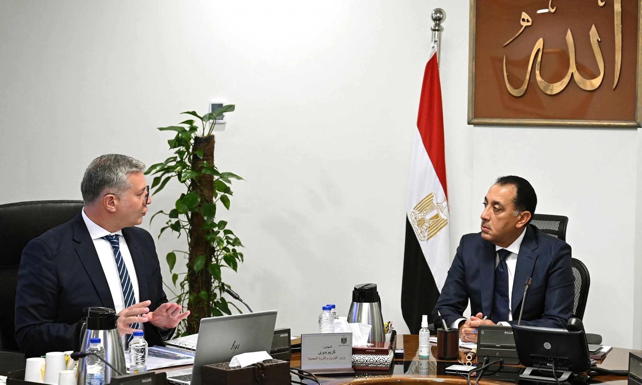 مدبولى يتابع مع وزير البترول خطط التوسع فى أنشطة البحث والاستكشاف 