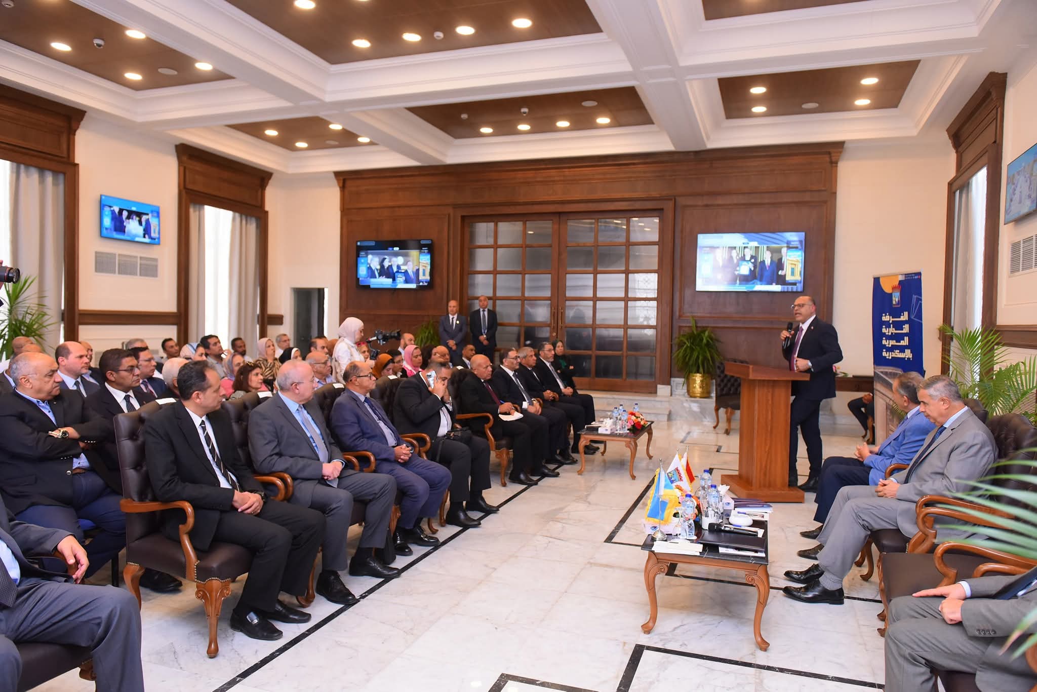 وزير العمل ومحافظ الإسكندرية يفتتحان فعاليات الندوة التثقيفيةحول قانون العمل الجديد 