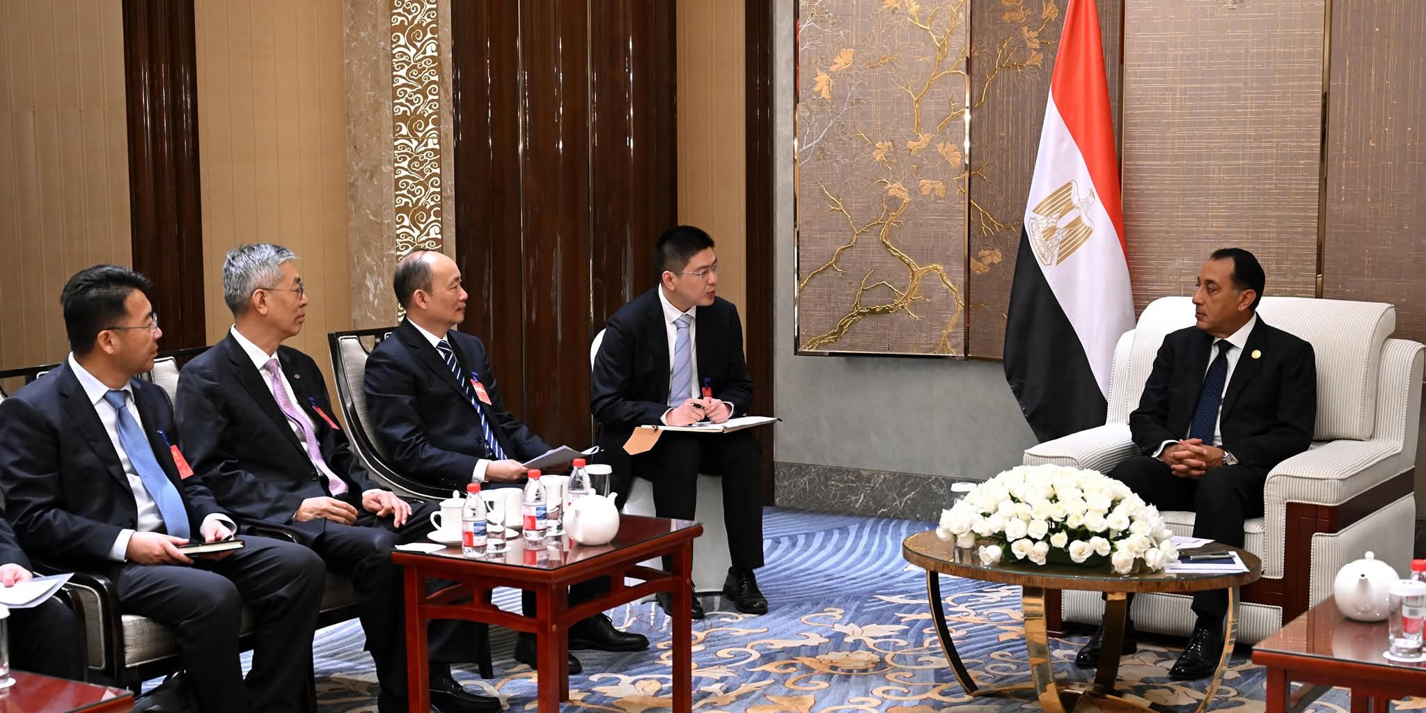 عقب وصوله إلى الصين ..مدبولى: الدولة توفر المزايا والحوافز المستثمرين الأجانب والمحليين 