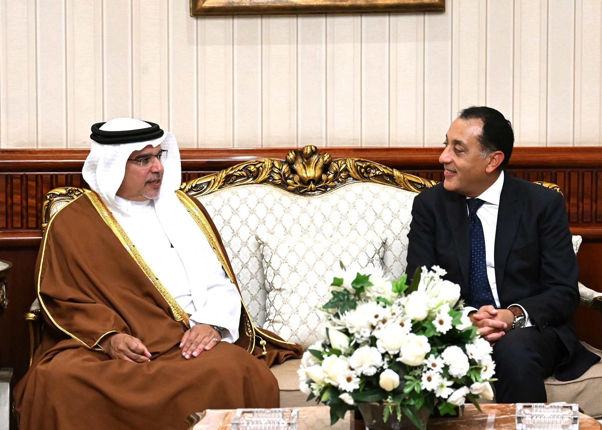 رئيس الوزراء يستقبل ولى عهد البحرين بمطار القاهرة الدولي 