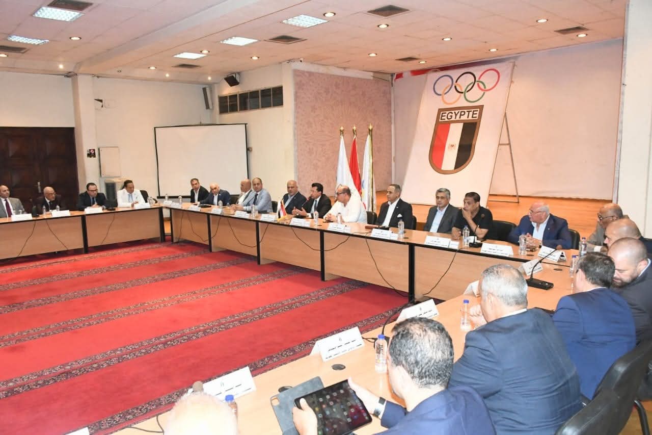 وزير الرياضة ورئيس الأولمبية يناقشان دعم الاتحادات واستعدادات أولمبياد 2028
