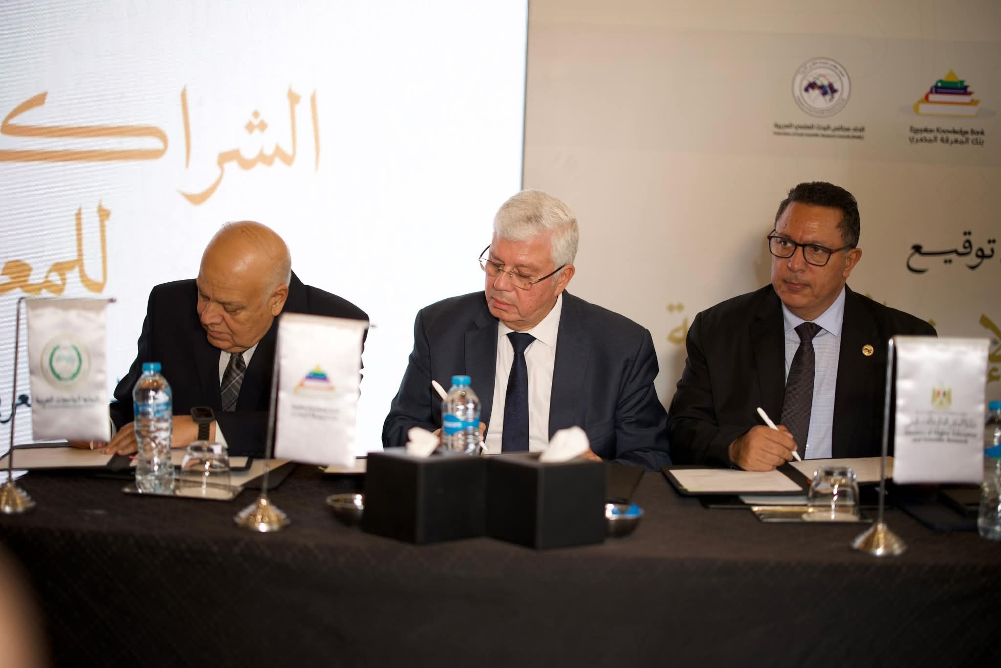 وزير التعليم العالى يوقع اتفاقيات جديدة تدعم البحث العلمي العربي