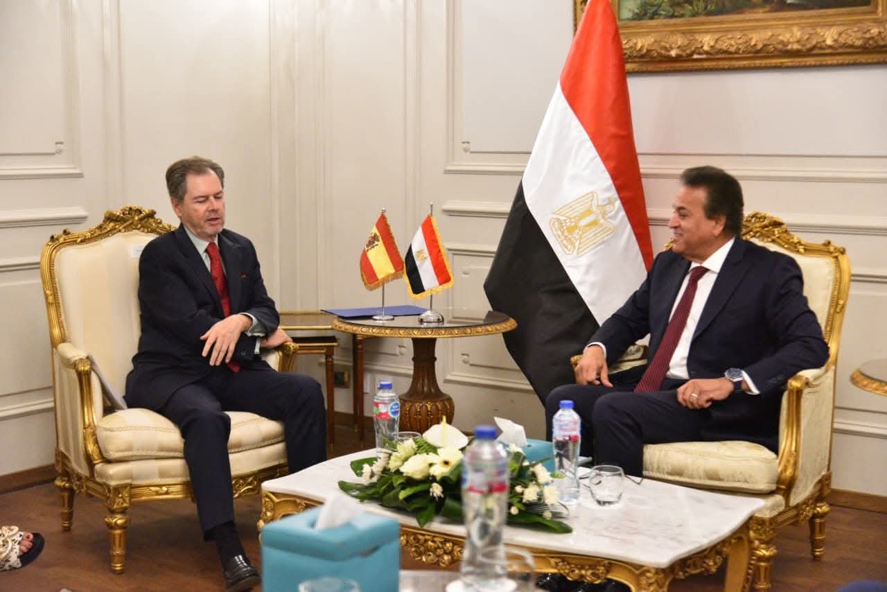 وزير الصحة يبحث مع السفير الإسباني تعزيز التعاون الطبي