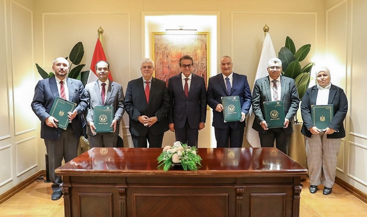 الصحة توقع 5 بروتوكولات لتدريب الأطباء وتطوير سكنهم