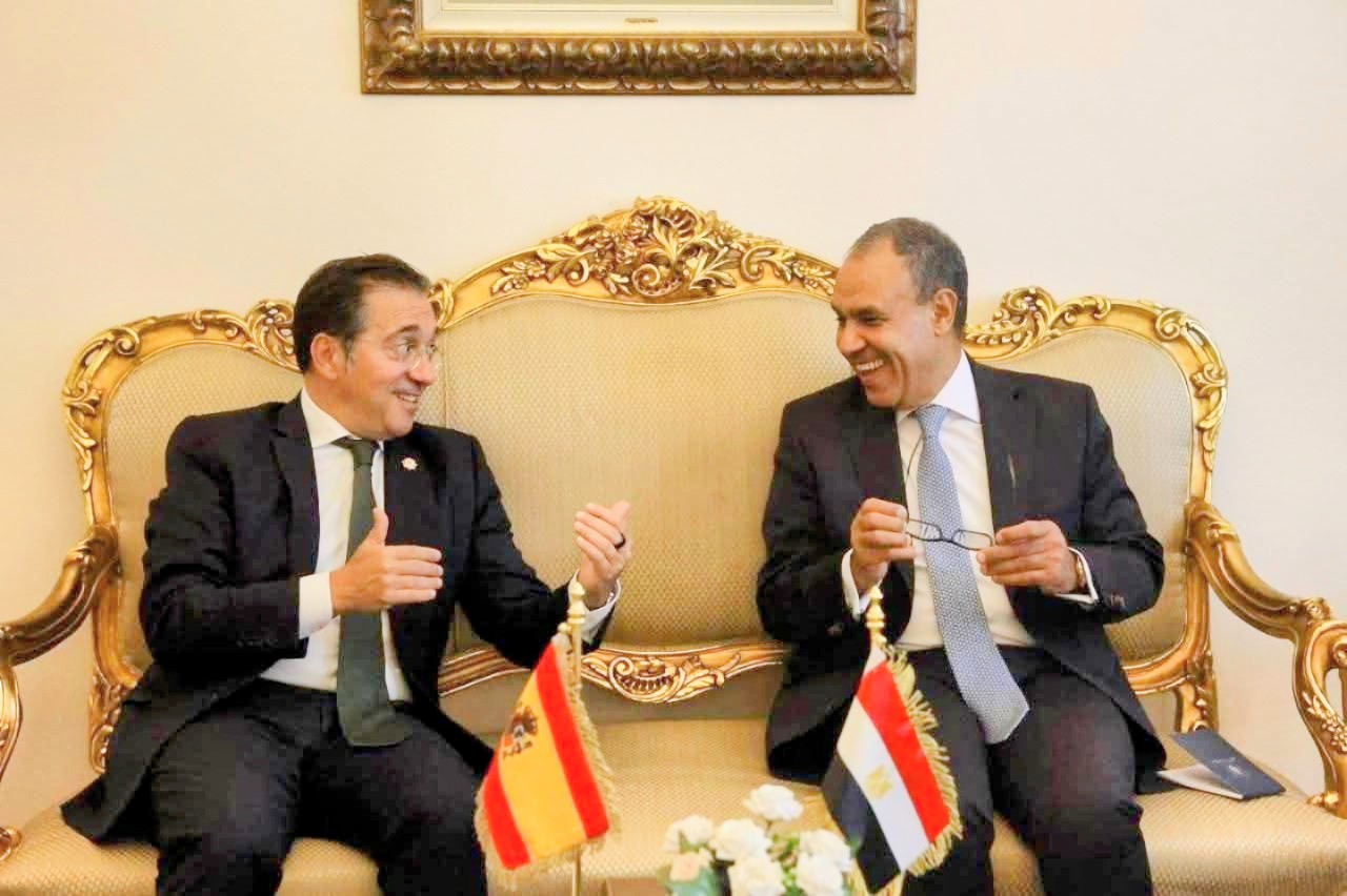 وزير الخارجية يستعرض أوجه التعاون وتعزيز العلاقات مع إسبانيا