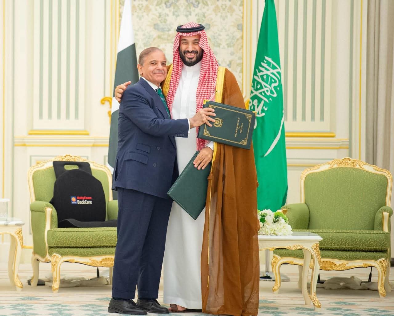 السعودية وباكستان توقعان اتفاقية دفاع مشترك