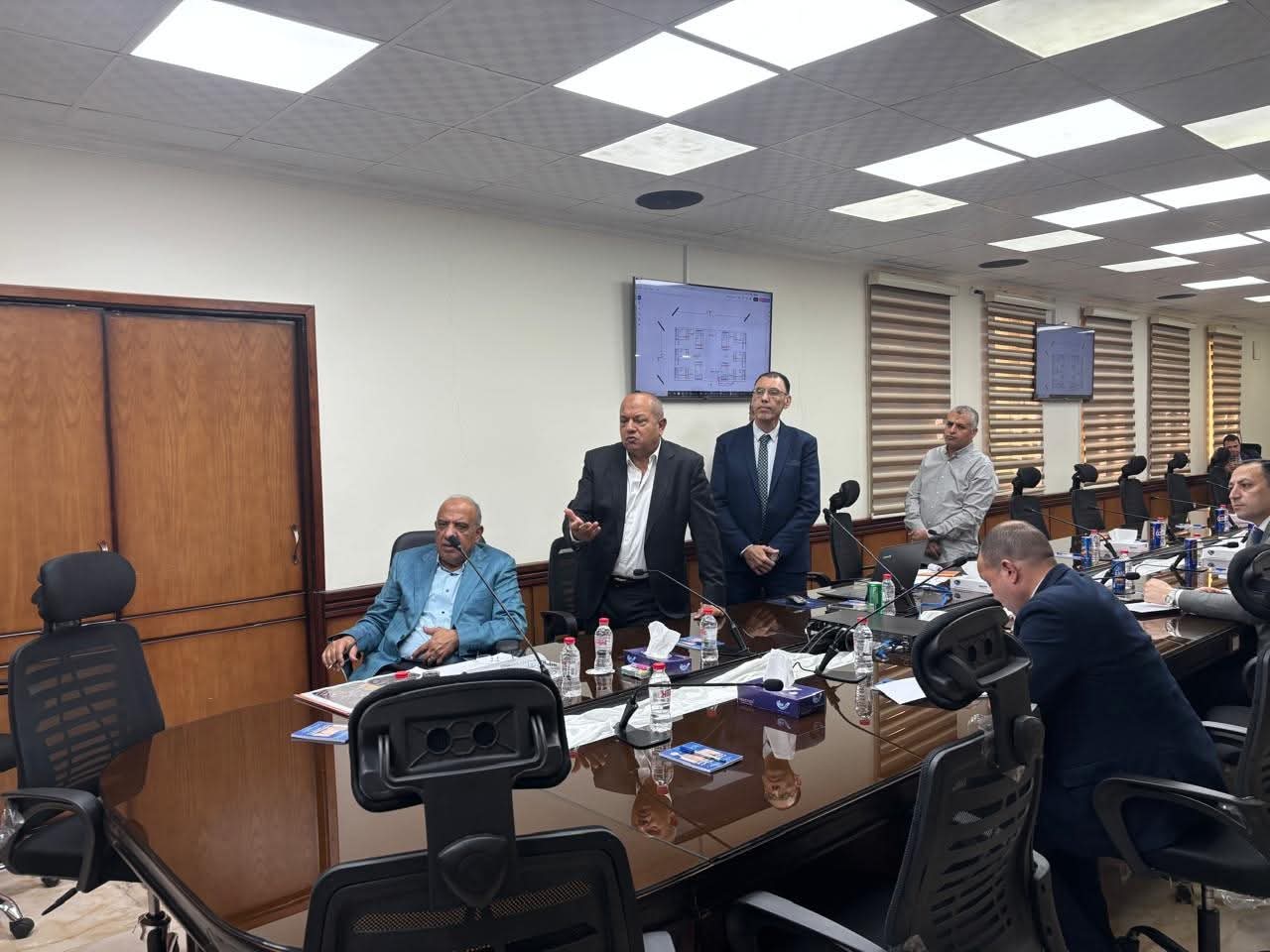 وزير الكهرباء يتفقد تطوير خدمات شركة القناة لتوزيع الكهرباء
