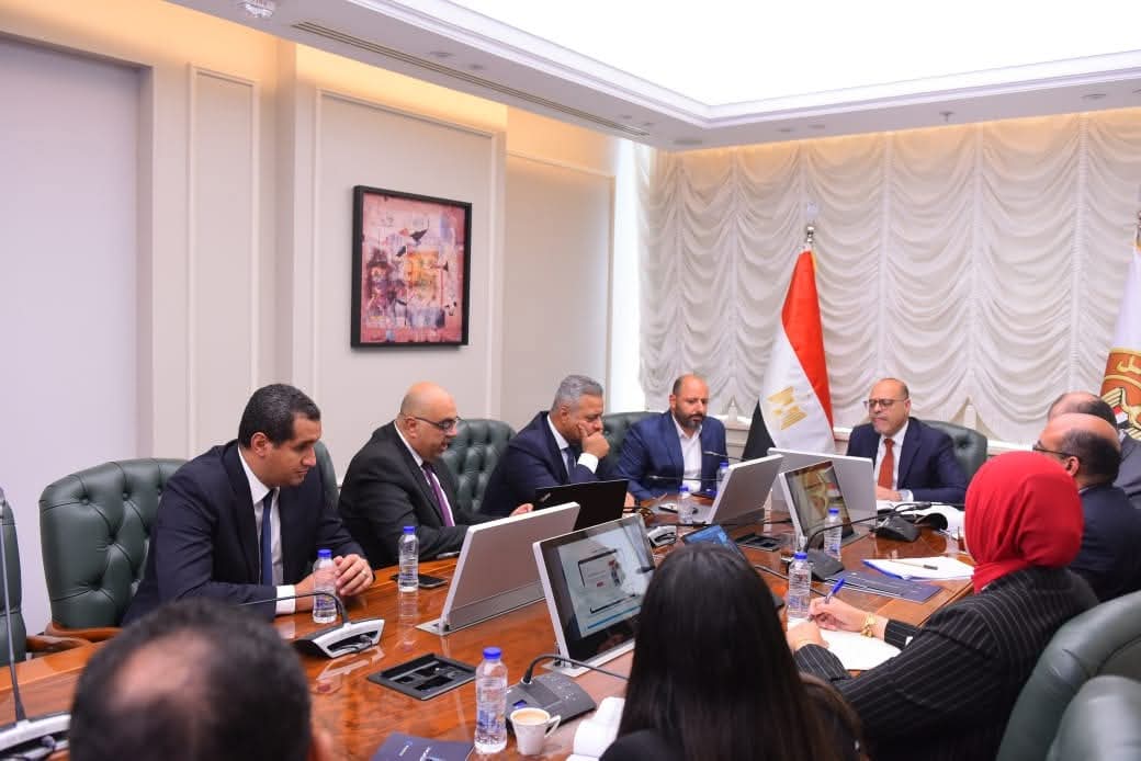 وزير العمل يطلق برنامجًا إلكترونيًا لإدارة انتخابات النقابات