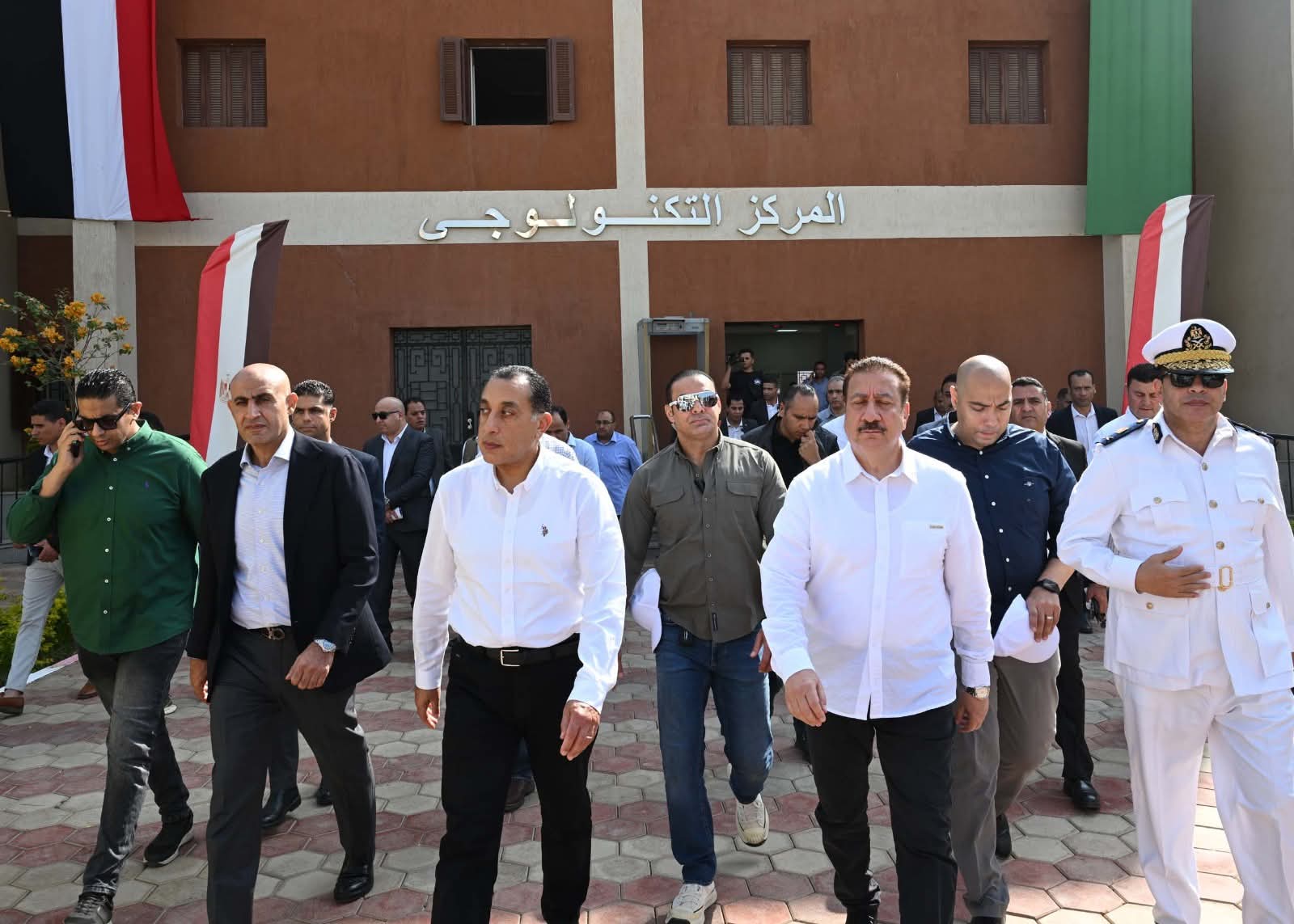 رئيس الوزراء يتفقد 