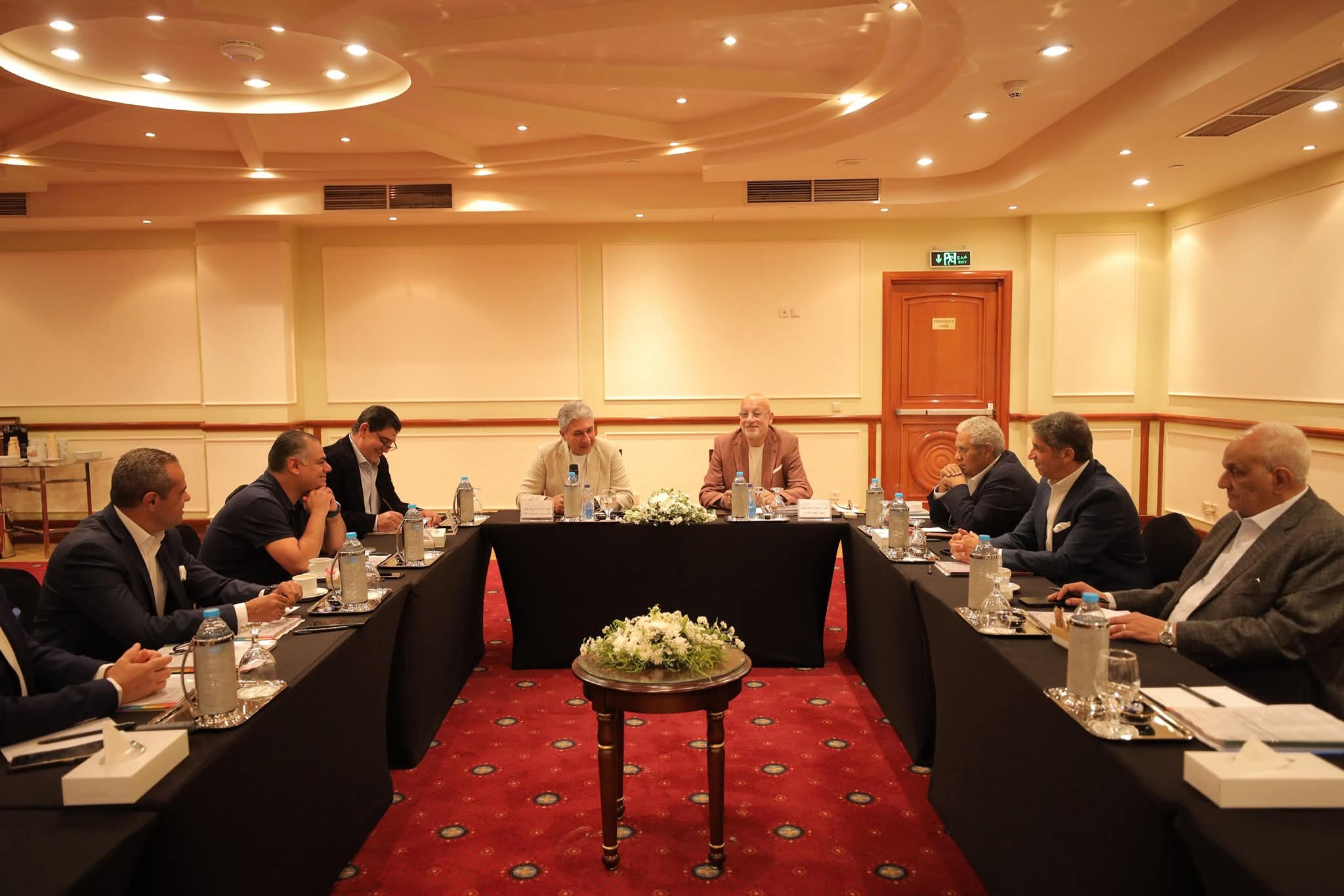 وزير السياحة والآثار يناقش تطوير المنشآت الفندقية بالأقصر