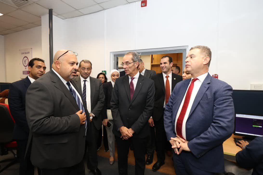 وزير الاتصالات يتفقد شركات تكنولوجيا المعلومات بالأقصر وقنا