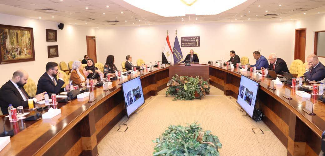 وزير الاتصالات يبحث حقوق وحماية مستخدمى خدمات الاتصالات 