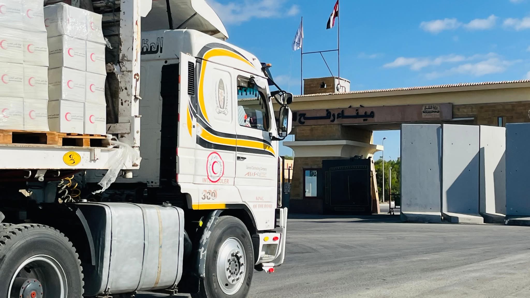 الهلال الأحمر المصري: إدخال أكبر قافلة مساعدات إلى غزة