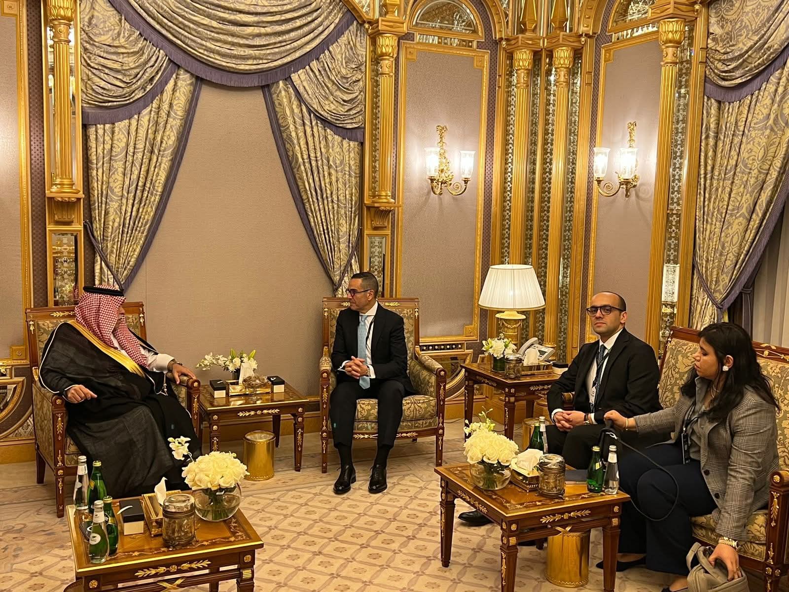 وزير الاستثمار يبحث تعزيز العلاقات التجارية مع السعودية