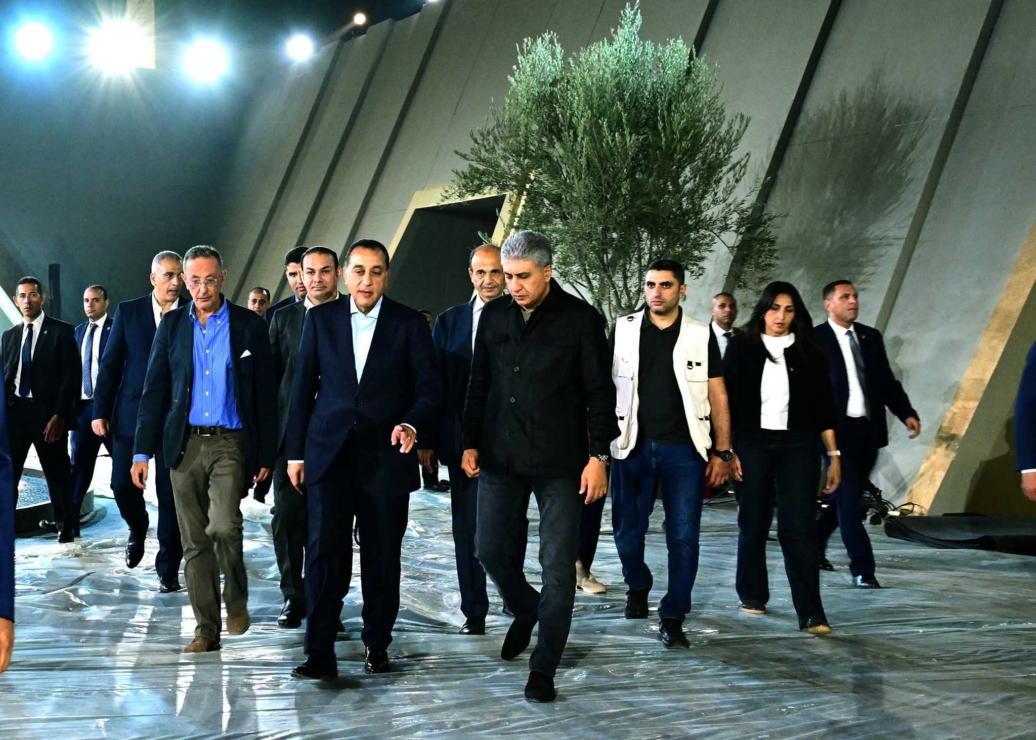 مدبولي يتابع ميدانياً اللمسات النهائية لافتتاح المتحف المصري الكبير