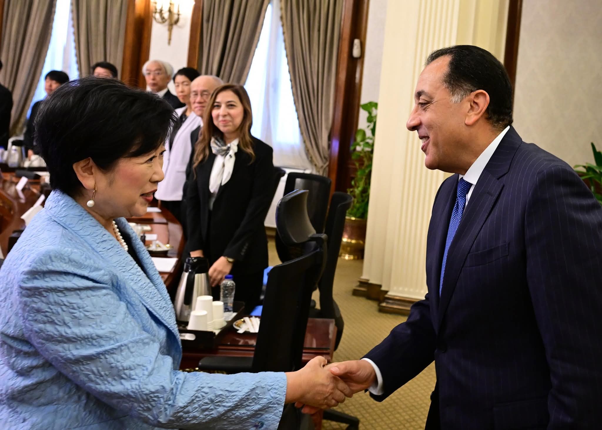 رئيس الوزراء يلتقي محافظ طوكيو ويشيد بالتعاون المصري الياباني